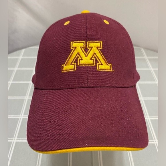 Minnesota Golden Gophers Maroon Baseball Cap Embroidered Gold Hat Athletic Sport - Picture 1 of 6